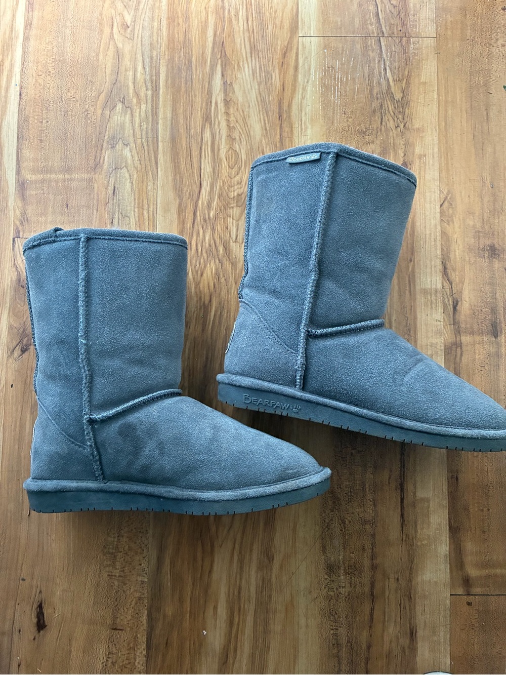 BearPaw Short Suede Boots in Gray